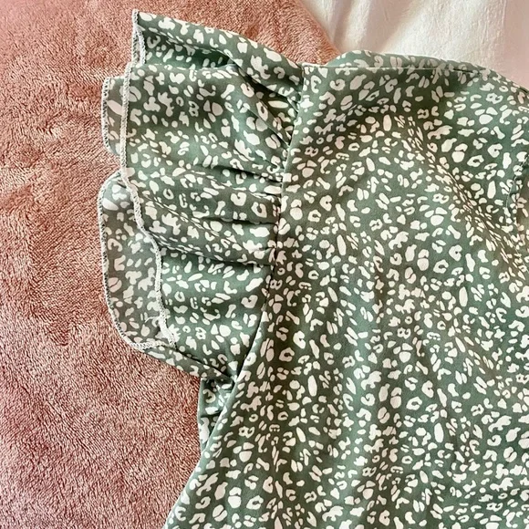 Ditsy Pattern Ruffle Sleeve Top - Picture 5 of 7
